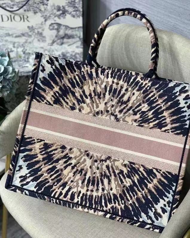 Women Luxury Designers Bags 2021 Beach Bag Fashion Handbag High Quality Large Capacity Embroidery Craft Multicolor selection Support personalized, Not sold separately
Women Luxury Designers Bags 2021 Beach Bag Fashion Handbag High Quality Large Capacity Embroidery Craft Multicolor selection Support personalized, Not sold separately