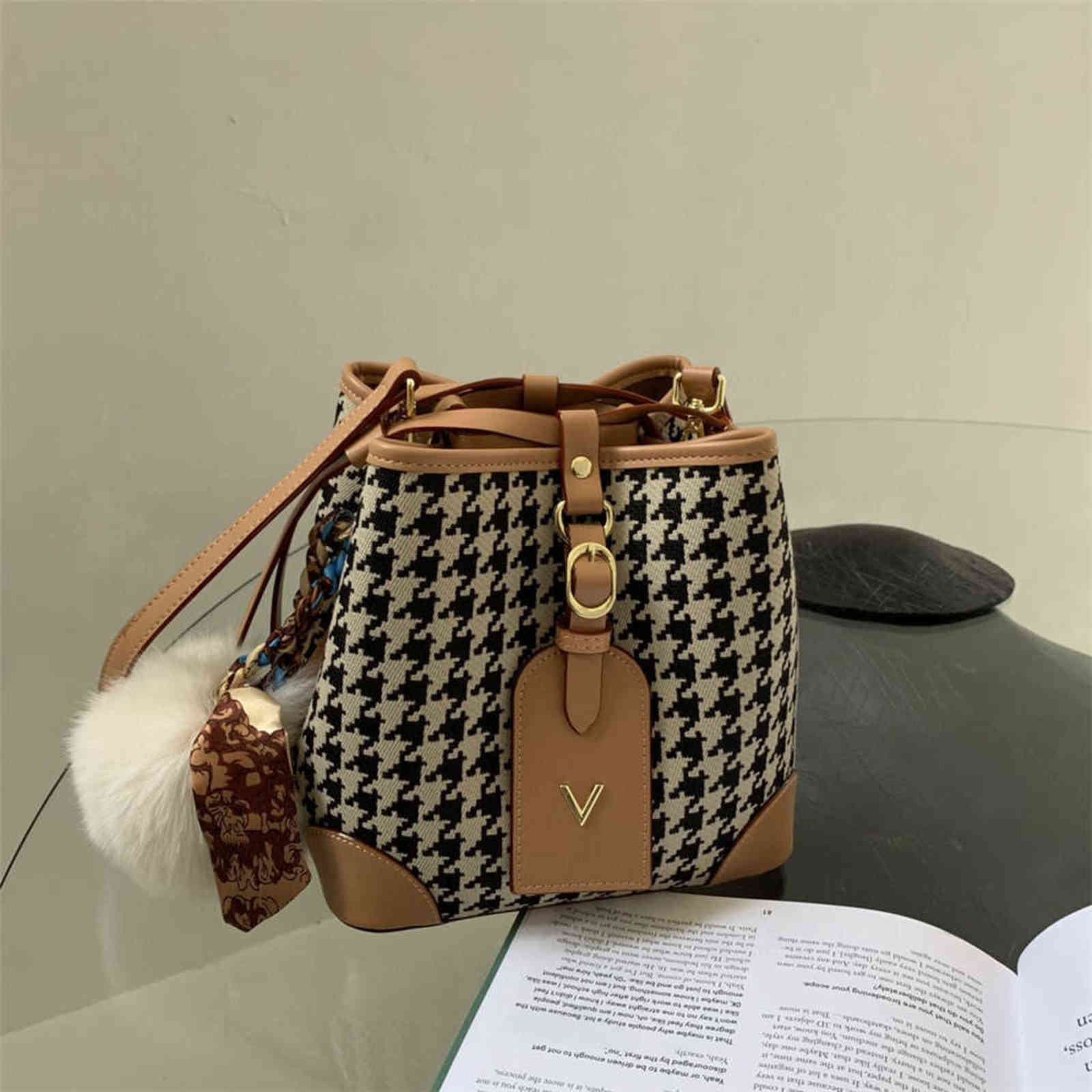 Autumn and winter style bird rope drawstring buet tiktok, advanced female bag, voice, live, fashion temperament
Autumn and winter style bird rope drawstring buet tiktok, advanced female bag, voice, live, fashion temperament