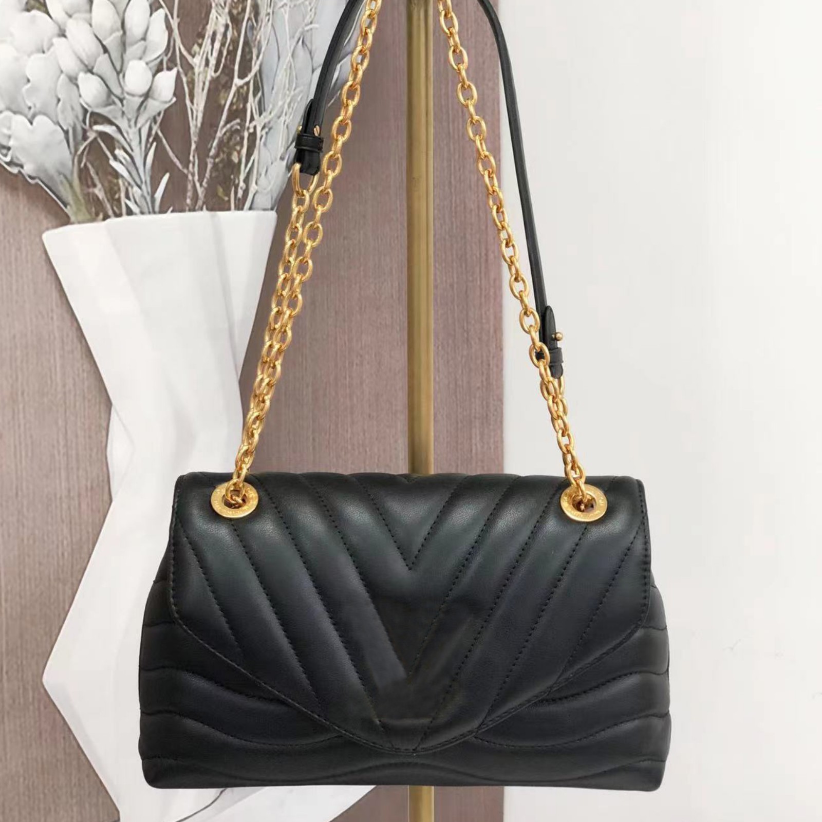 New Wave Metal Chain Shoulder Bag Purses V-Shaped Quilting Handbag Womens Supple Genuine Smooth cowhide Leather Ladies Crossbody Fashion Clutches M58552 M58550, 06
New Wave Metal Chain Shoulder Bag Purses V-Shaped Quilting Handbag Womens Supple Genuine Smooth cowhide Leather Ladies Crossbody Fashion Clutches M58552 M58550, 06