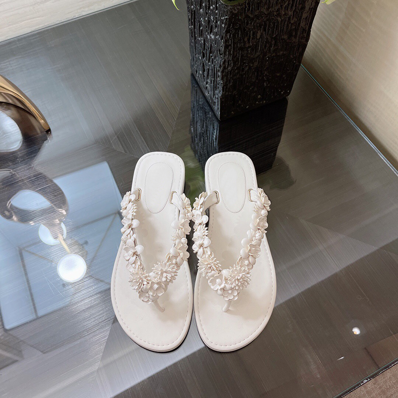 2021 High quality designer 2 color hollow out flip flops suitable for wearing rubber sandals, wear - resistant slippers in summer indoo, White
2021 High quality designer 2 color hollow out flip flops suitable for wearing rubber sandals, wear - resistant slippers in summer indoo, White