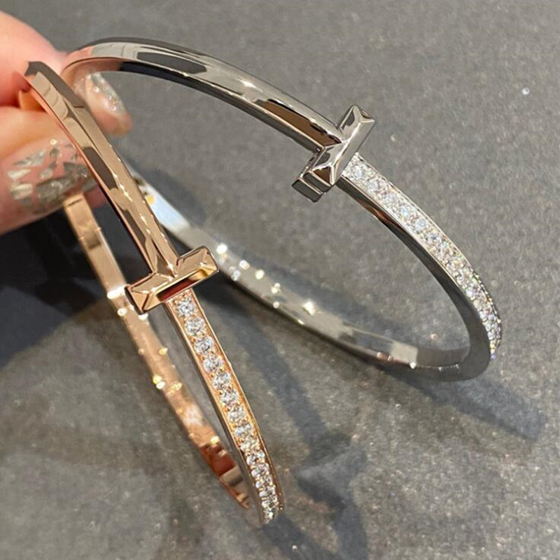 Luxury designer 925 Sterling Silver Love Charm Bangle Bracelet T Style Original Fashion Classic Bangles for Womens Wristband Jewelry Gift with Box
Luxury designer 925 Sterling Silver Love Charm Bangle Bracelet T Style Original Fashion Classic Bangles for Womens Wristband Jewelry Gift with Box