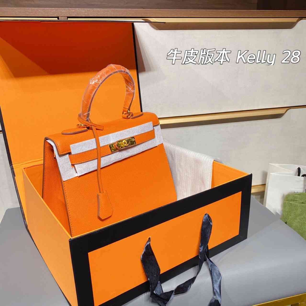 Handbags Luxurys Designer 2021 with Cover Bag Orange Medium Hard Handle Solid Color Contrast Vertical Square Lock Fashion Women's zz
Handbags Luxurys Designer 2021 with Cover Bag Orange Medium Hard Handle Solid Color Contrast Vertical Square Lock Fashion Women's zz