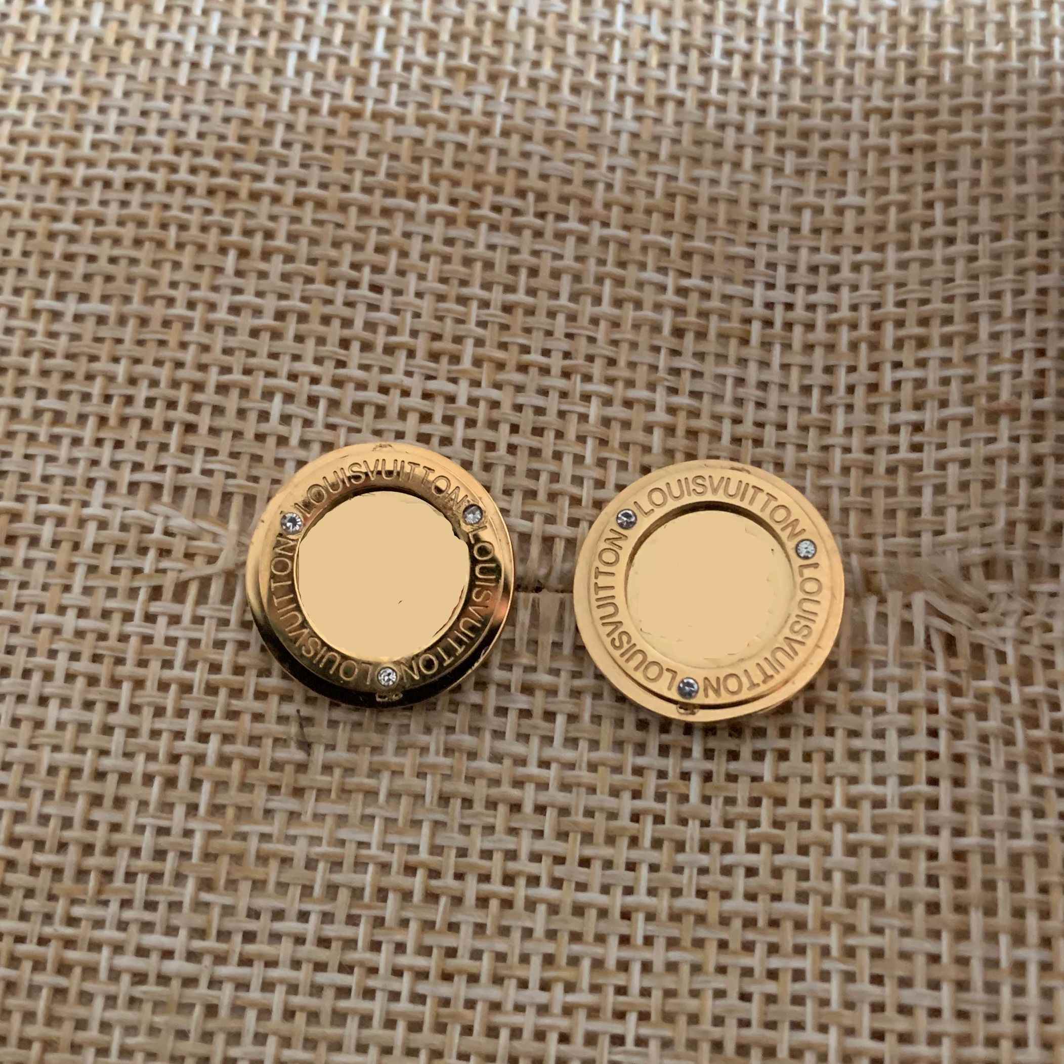 Top Quality Stainless Steel Fashion Jewelry Hip Hop Stud Earings Gold Rose Earrings for Women Party Wedding Hoop Wholesale, Golden;silver
Top Quality Stainless Steel Fashion Jewelry Hip Hop Stud Earings Gold Rose Earrings for Women Party Wedding Hoop Wholesale, Golden;silver