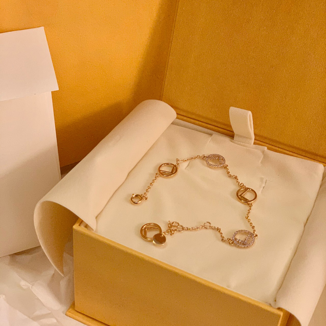 Luxurys Designer Bracelet Fashion Classic women's bracelet to give a lover charming and temperament boutique jewelry gift nice
Luxurys Designer Bracelet Fashion Classic women's bracelet to give a lover charming and temperament boutique jewelry gift nice