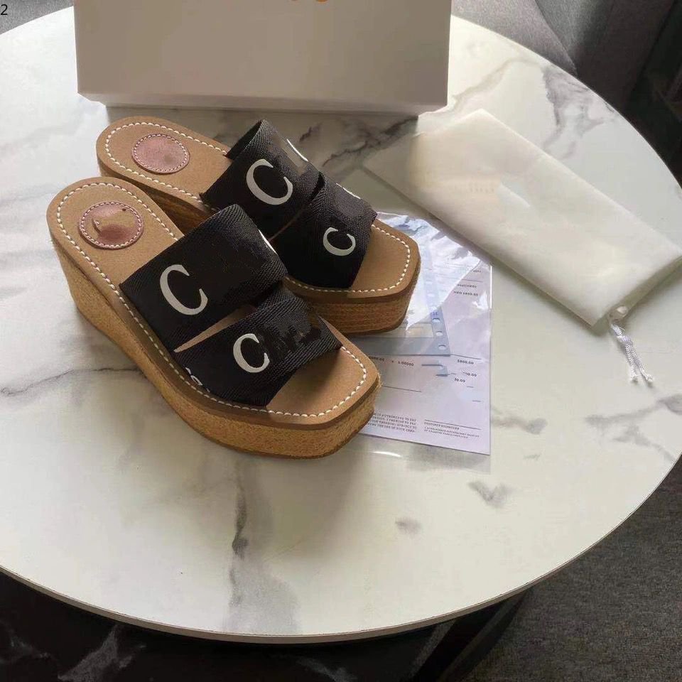 European and American increased thick-soled slippers women's 2021 summer net red beach shoes wear letter sandals trend flip-flops mjjj0002
European and American increased thick-soled slippers women's 2021 summer net red beach shoes wear letter sandals trend flip-flops mjjj0002