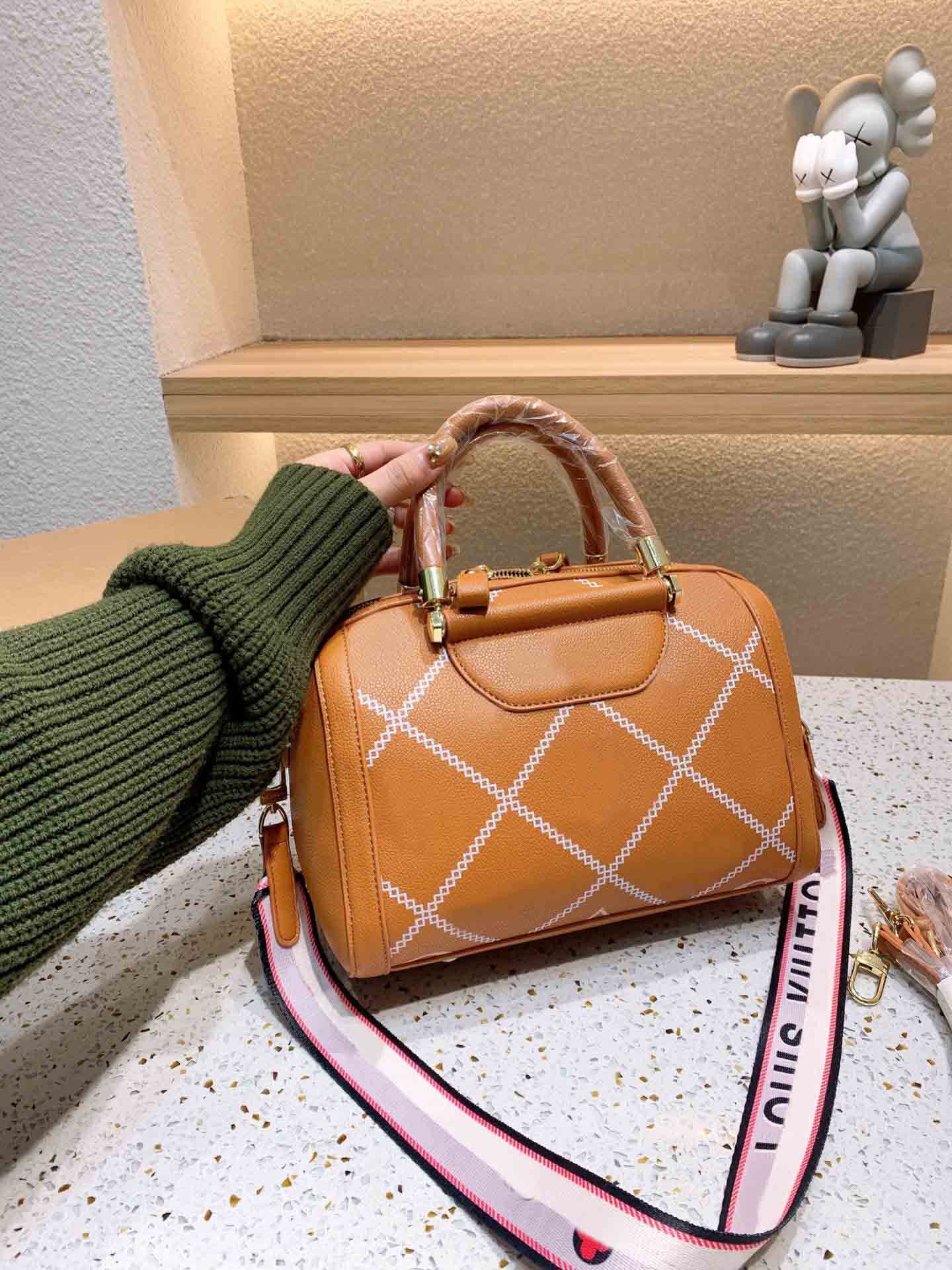 Speedy Nano BANDOULIERE 16 20cm Classic Tote Bag Letter Boston Bandouliere 30 Cross body Handbag Womens Leather Totes Speedy Bags 26cm, 28
Speedy Nano BANDOULIERE 16 20cm Classic Tote Bag Letter Boston Bandouliere 30 Cross body Handbag Womens Leather Totes Speedy Bags 26cm, 28