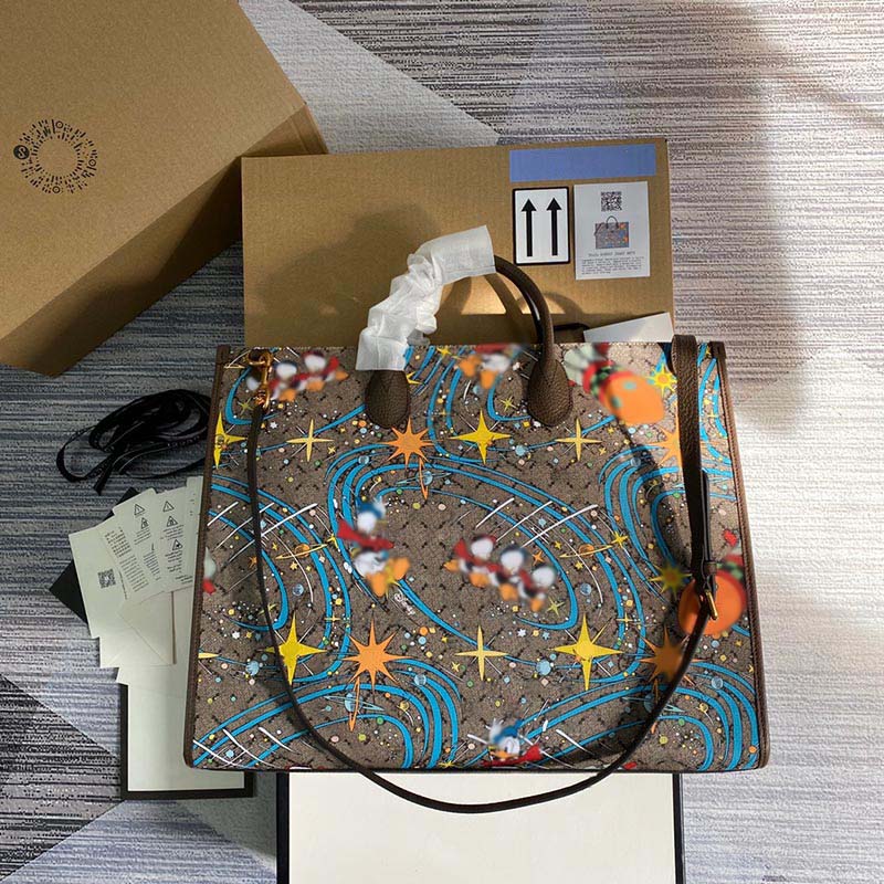 Top Quality real leather shoulder bags Large capacity Luxurys Designers totes handbags women tote Bag for men size: 28X21X7.5cm
Top Quality real leather shoulder bags Large capacity Luxurys Designers totes handbags women tote Bag for men size: 28X21X7.5cm