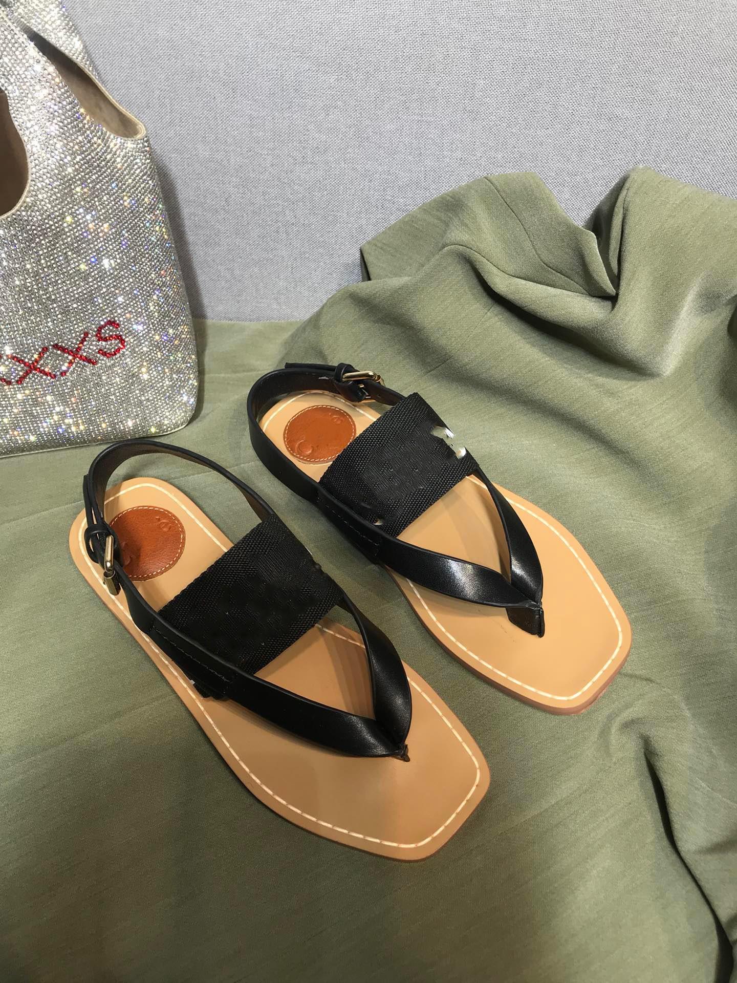 Fashion Designer Women Beach Embroidery Platform Sandals Luxury Flip Flops Loafers Summer Flats Shoes Ladies slides Slipper Black and Brown Size 35-41
Fashion Designer Women Beach Embroidery Platform Sandals Luxury Flip Flops Loafers Summer Flats Shoes Ladies slides Slipper Black and Brown Size 35-41