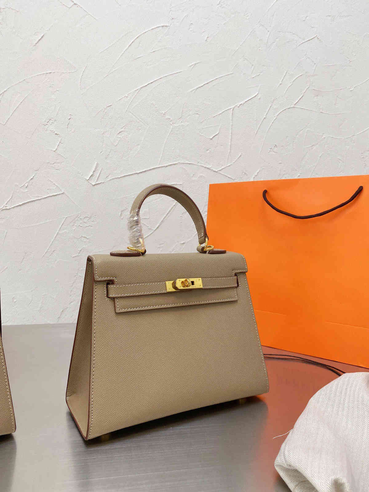 Luxurys Designer Handbags Bags Herme 2021 Kellys Bag Women Togo Pattern Imported Cowhide One Shoulder Cross Carrying Portable Platinum Bridal Bb
Luxurys Designer Handbags Bags Herme 2021 Kellys Bag Women Togo Pattern Imported Cowhide One Shoulder Cross Carrying Portable Platinum Bridal Bb