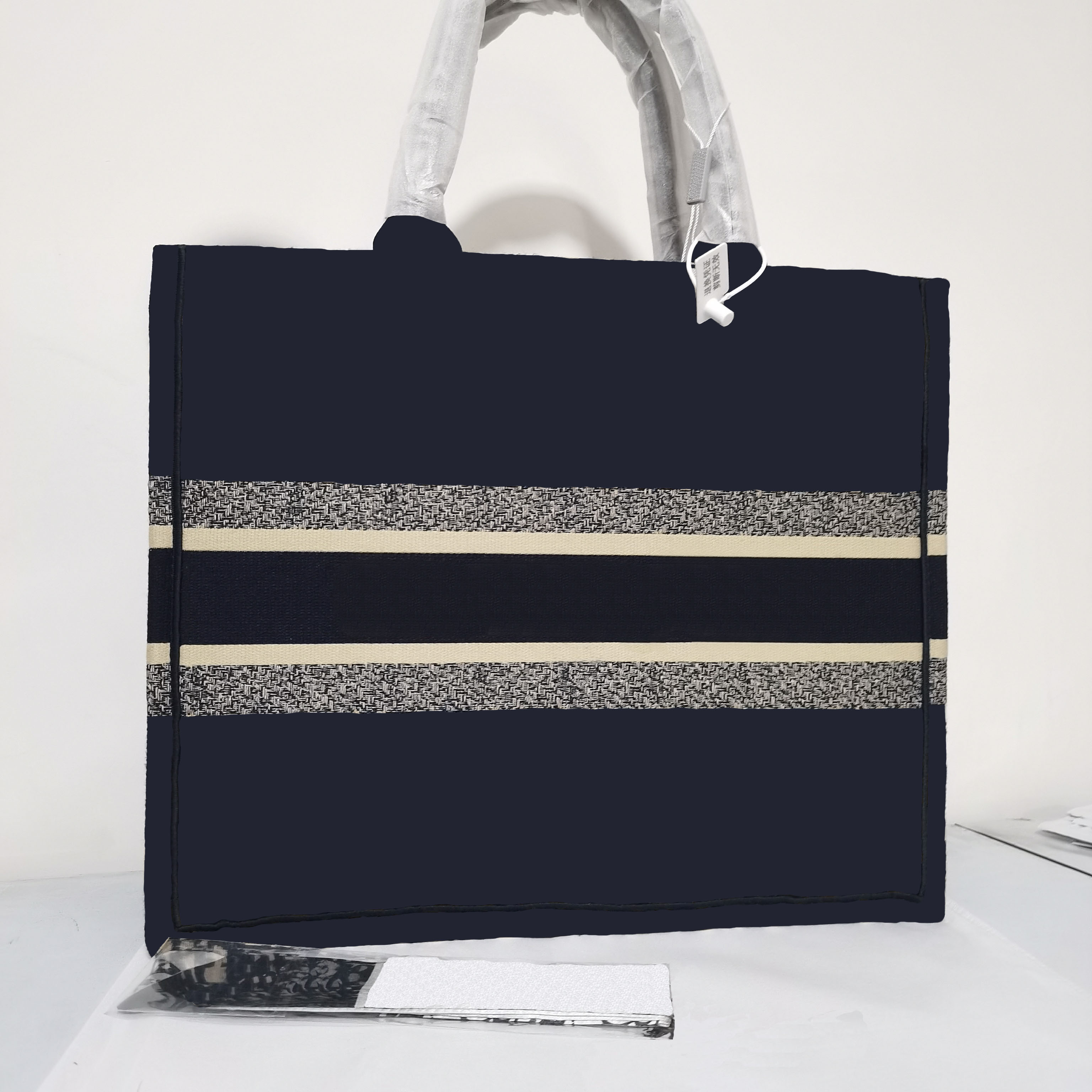 Luxury 5a embroidery ladies bag classic brand three-dimensional texture canvas large capacity shoppingbag top high quality handbag, No bag
Luxury 5a embroidery ladies bag classic brand three-dimensional texture canvas large capacity shoppingbag top high quality handbag, No bag