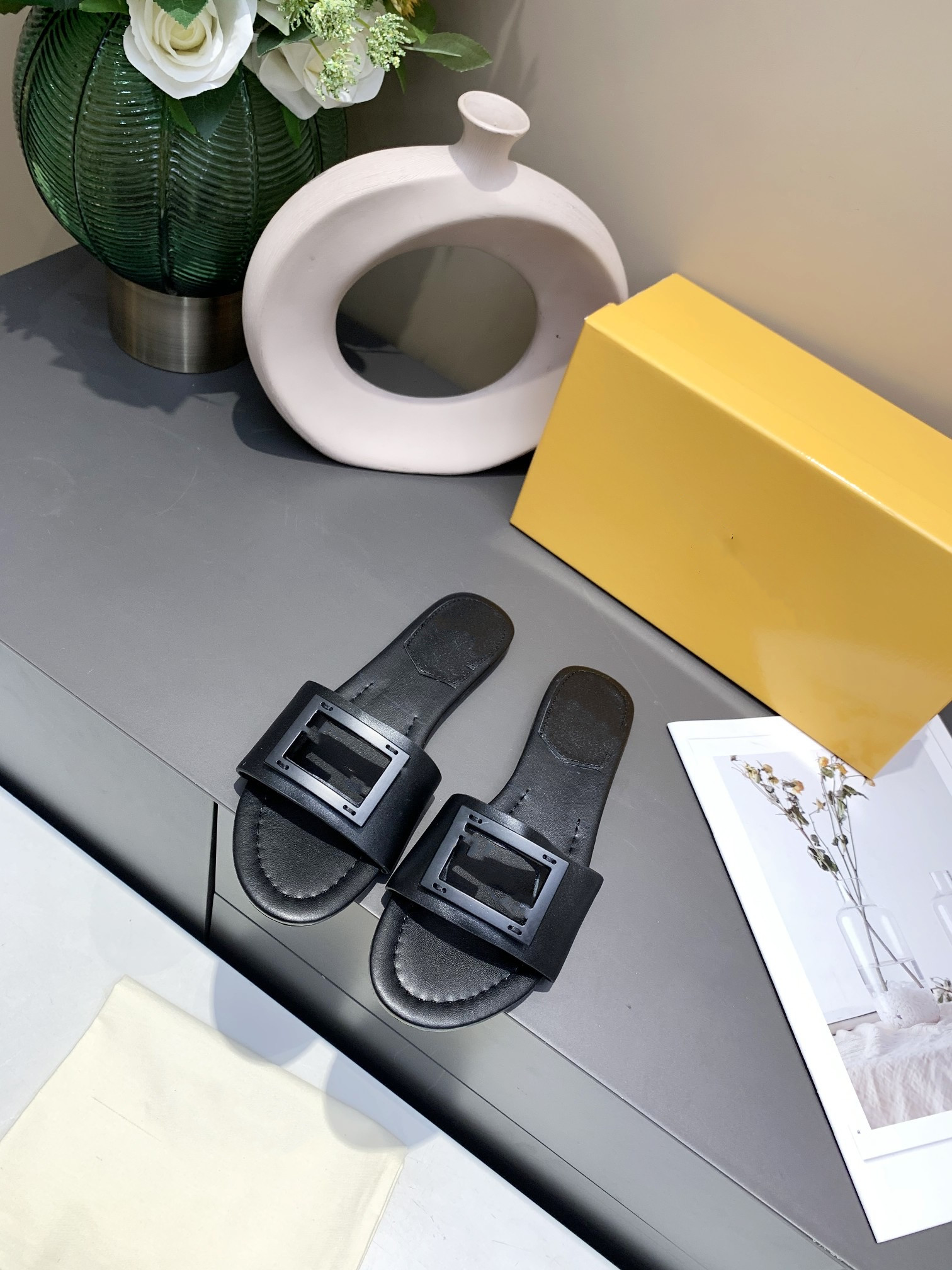 2021 Summer luxury Sandals Designer women Flip flops Slipper Fashion Genuine Leather slides Metal Chain Ladies Casual shoes 0214, 05
2021 Summer luxury Sandals Designer women Flip flops Slipper Fashion Genuine Leather slides Metal Chain Ladies Casual shoes 0214, 05