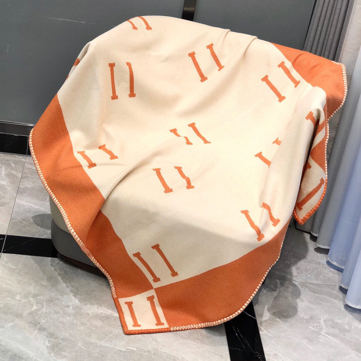 Classic Letter Blanket Luxurys Brand Designers Blankets Women Men High Quality Shawl Blanket 135*165 Cm Fashion Delicate Blankets 6 Colots
Classic Letter Blanket Luxurys Brand Designers Blankets Women Men High Quality Shawl Blanket 135*165 Cm Fashion Delicate Blankets 6 Colots