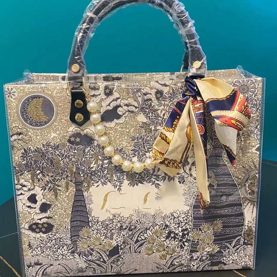 Onthego large capacity totes fashion sac femme leather designers shoulder bags woman handbag duplex print toron handle lady shopping bag for
Onthego large capacity totes fashion sac femme leather designers shoulder bags woman handbag duplex print toron handle lady shopping bag for