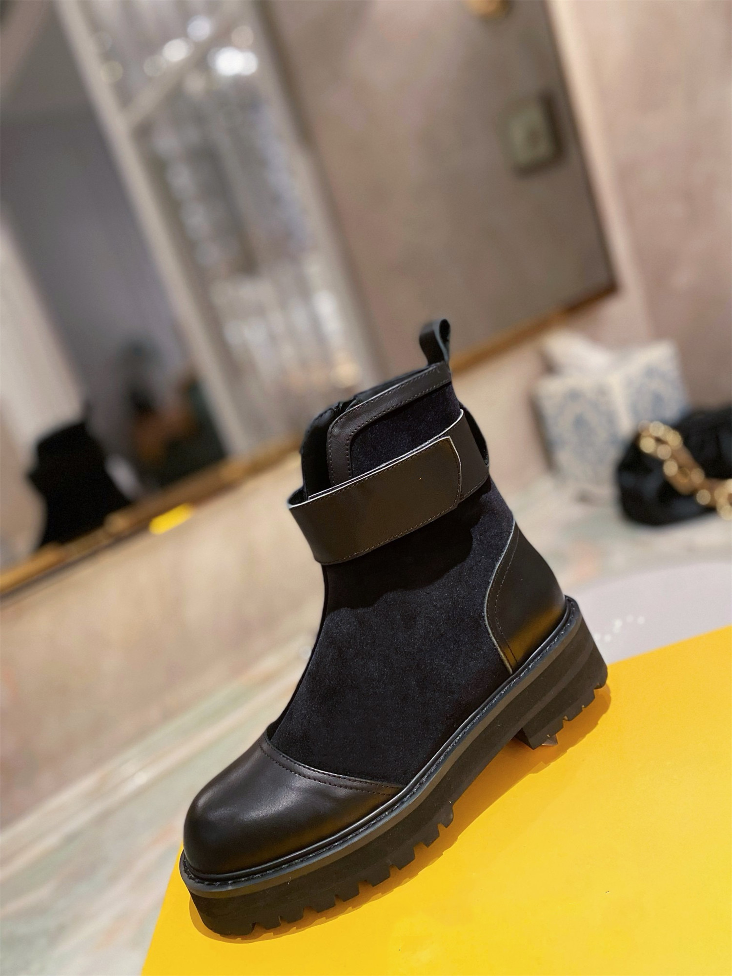 2021 winter fashion leather ankle boots non-slip rubber outsole heel height 3 cm retro fur designer ladies black short booties
2021 winter fashion leather ankle boots non-slip rubber outsole heel height 3 cm retro fur designer ladies black short booties