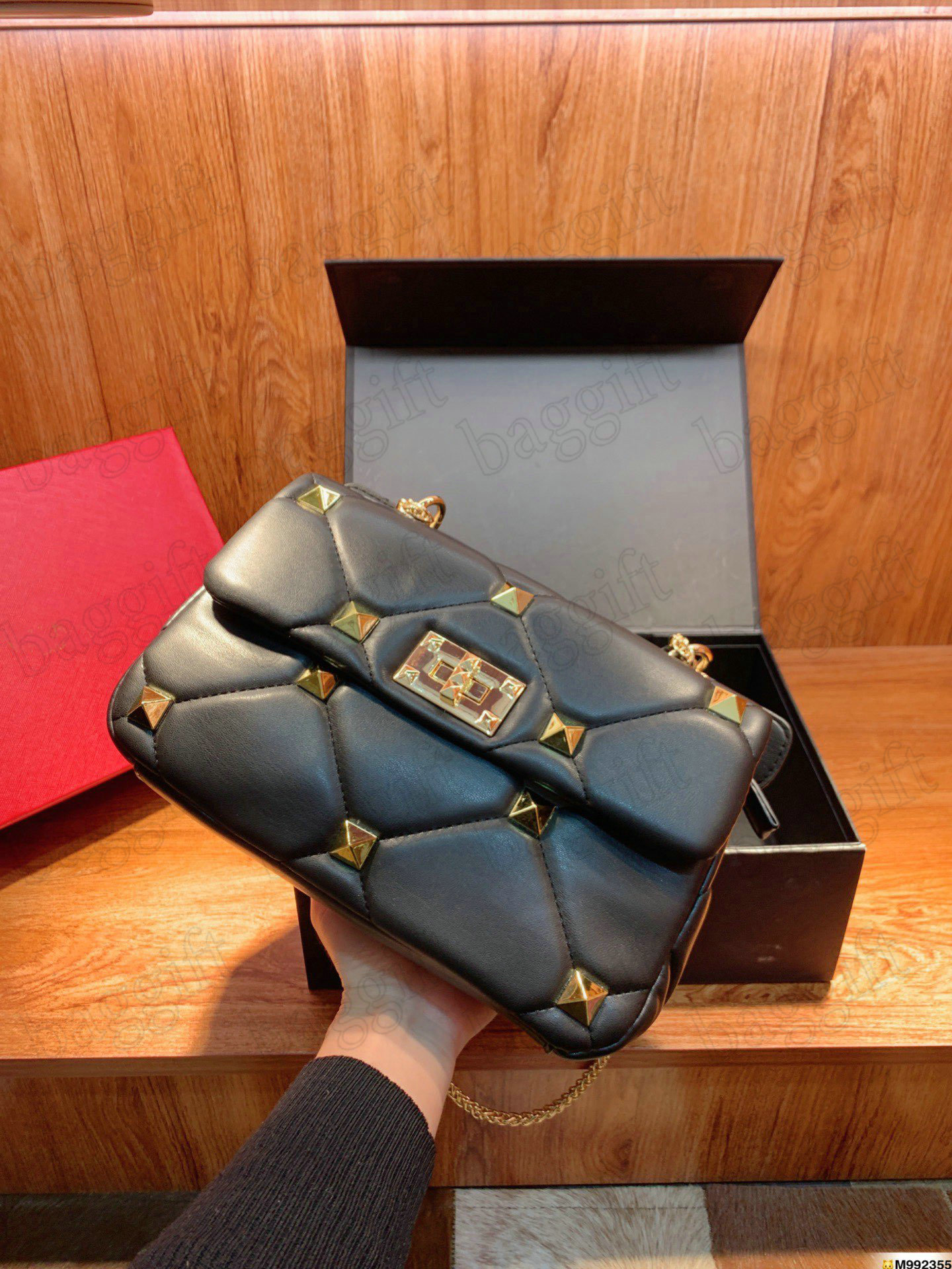 Rivet Calfskin Bag Designer Garavani Rockstud Spike Roman Stud Matelasse Leather Shoulder Bags Ladies Fashion Cluth Womens Luxurys Chains Cr
Rivet Calfskin Bag Designer Garavani Rockstud Spike Roman Stud Matelasse Leather Shoulder Bags Ladies Fashion Cluth Womens Luxurys Chains Cr