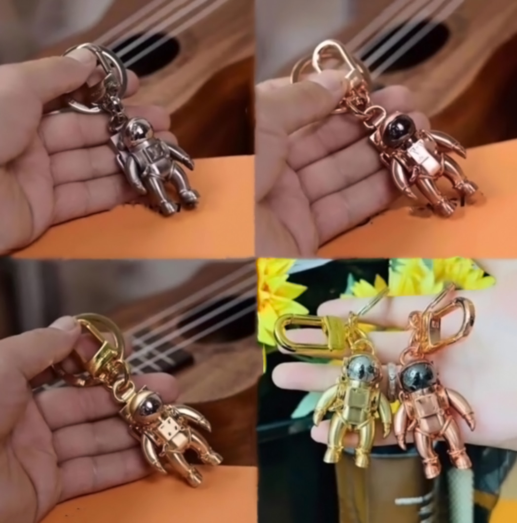 Luxury brand keychain creative astronaut solid metal car key chain gift box packaging
Luxury brand keychain creative astronaut solid metal car key chain gift box packaging