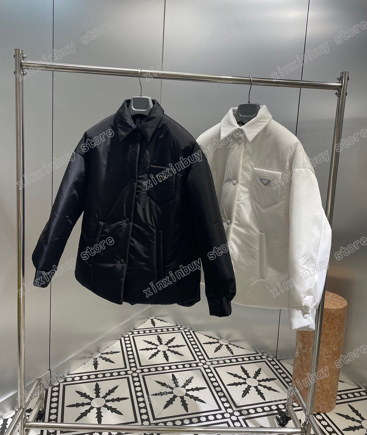 21ss Autumn Sportwear Jackets cotton nylon Jacquard Metal triangle label clothes streetwear Coats Outerwear Stand Collar men Clothing black white S-L
21ss Autumn Sportwear Jackets cotton nylon Jacquard Metal triangle label clothes streetwear Coats Outerwear Stand Collar men Clothing black white S-L