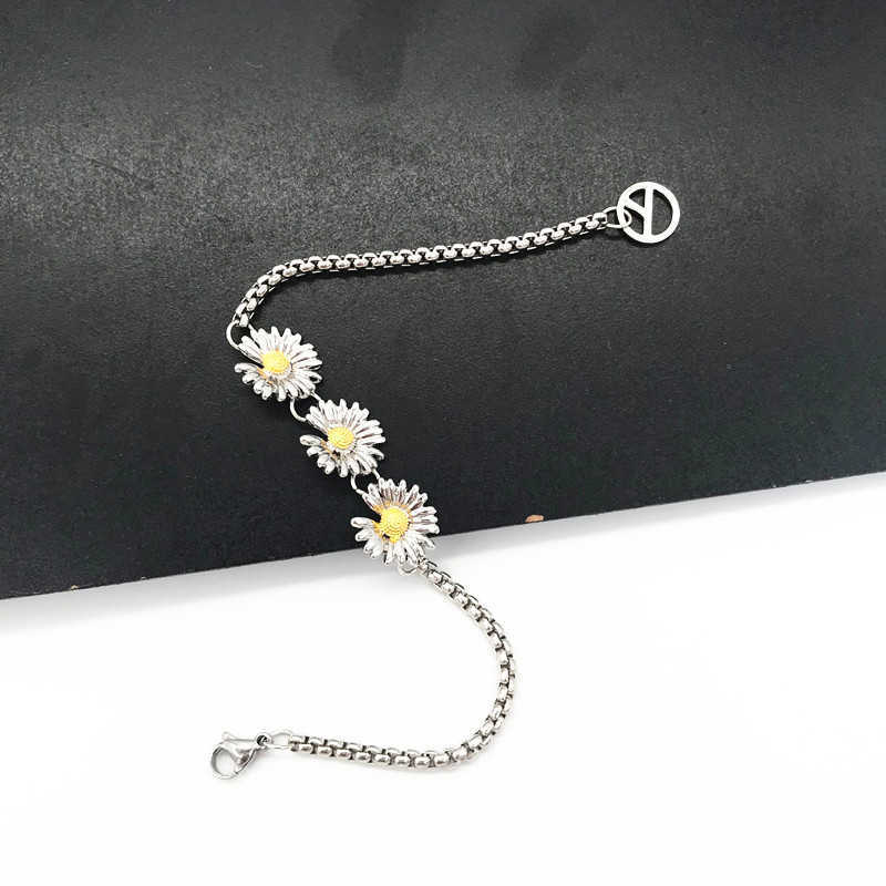KPOP G-Dragon Three Daisy Design Bracelets Peaceminusone Women Jewelry PEACEMINUSONE Unisex Accessories Y0624
KPOP G-Dragon Three Daisy Design Bracelets Peaceminusone Women Jewelry PEACEMINUSONE Unisex Accessories Y0624