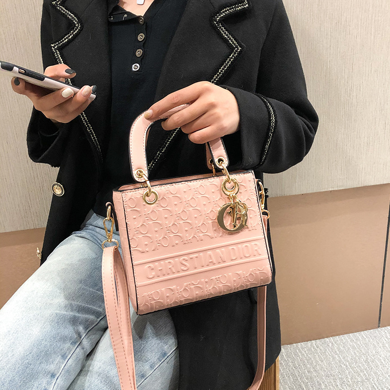 Design bags bag 2021 new simple fashion letter embossed hand-held Single Shoulder Messenger Bag, White
Design bags bag 2021 new simple fashion letter embossed hand-held Single Shoulder Messenger Bag, White