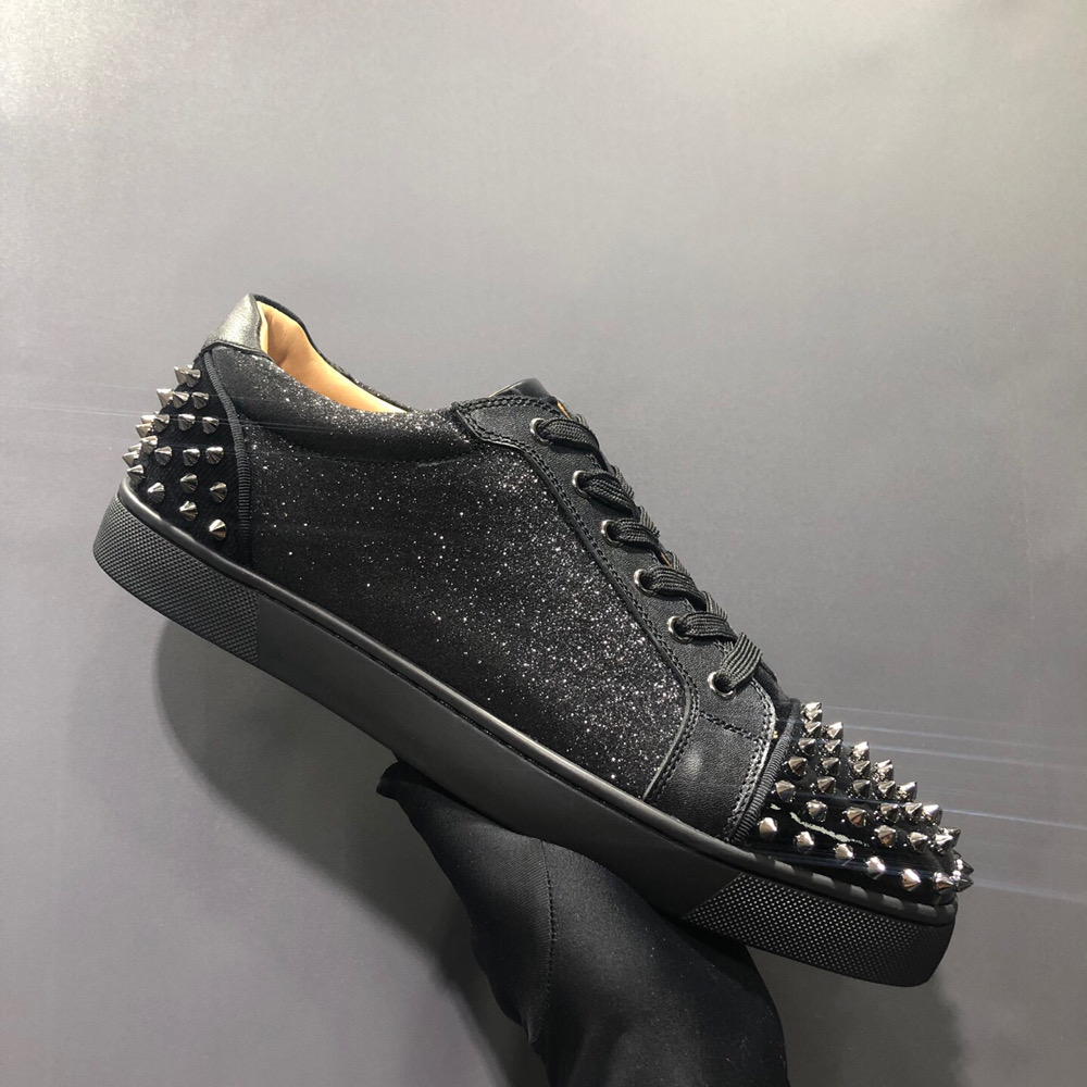 High Quality Low Top Red Bottoms Men Shoe Black Glitter Leather Toe Cap Heel Silver Rivets Luxury Ladies Flat Loafers Red Sole Casual Shoes Sneakers
High Quality Low Top Red Bottoms Men Shoe Black Glitter Leather Toe Cap Heel Silver Rivets Luxury Ladies Flat Loafers Red Sole Casual Shoes Sneakers
