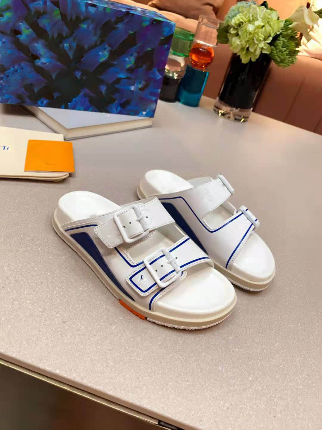 Luxury Designer Men slippers Trainer Mule Summer outdoor fashionMens buckles metallic leather sandal slides beach shoe size EUR 38-46
Luxury Designer Men slippers Trainer Mule Summer outdoor fashionMens buckles metallic leather sandal slides beach shoe size EUR 38-46