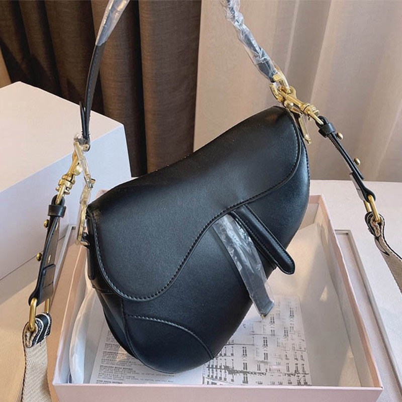 luxurys designers Handbag Saddle bag Top quality Genuine Leather With shoulder strap Purse Metal pendant Shoulders bags women Crossbodybag C
luxurys designers Handbag Saddle bag Top quality Genuine Leather With shoulder strap Purse Metal pendant Shoulders bags women Crossbodybag C