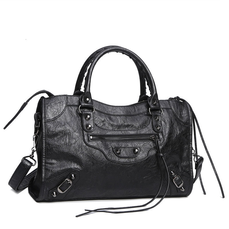 Designer- Hotsales Female Handbags motorcycle vintage bag Sheepskin Genuine Leather Studs rivet Purse Women Famous Chain Medium City bags
Designer- Hotsales Female Handbags motorcycle vintage bag Sheepskin Genuine Leather Studs rivet Purse Women Famous Chain Medium City bags