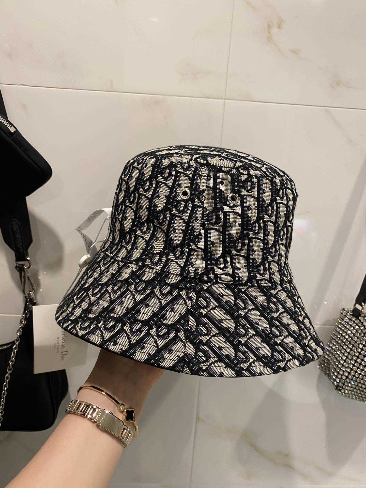 DI0R Fashion Designer Letter Bucket Hat For Mens Womens Fisherman Sun Visor GGLVLouis
VittonYSL
VUTTON 2021, Blue;gray
DI0R Fashion Designer Letter Bucket Hat For Mens Womens Fisherman Sun Visor GGLVLouis
VittonYSL
VUTTON 2021, Blue;gray