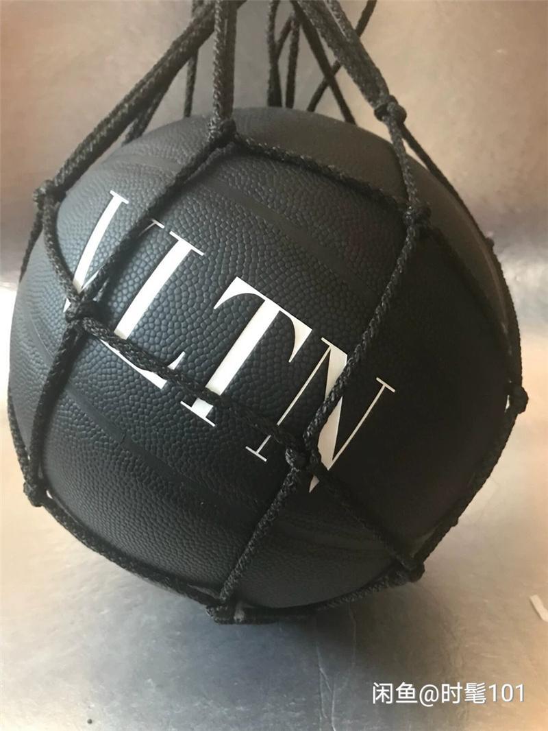 SPALDING & V L TN Co signed Merch black basketball Python pattern Commemorative edition PU game size 7 box
SPALDING & V L TN Co signed Merch black basketball Python pattern Commemorative edition PU game size 7 box