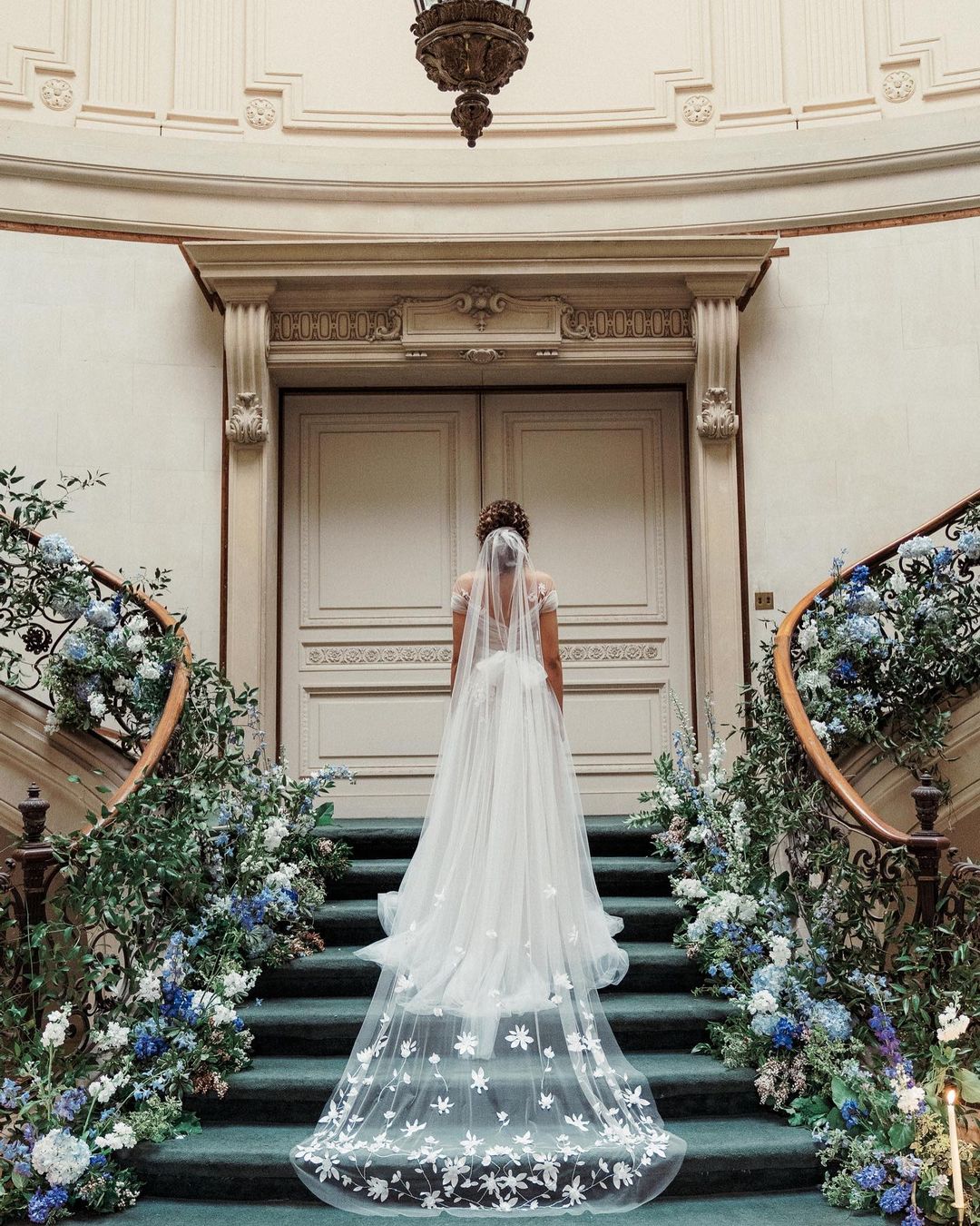 Beautiful Elegant Wedding Veils Appliques Lace 1 Tier with comb for Girls Cathedral Luxury Long Chapel Length