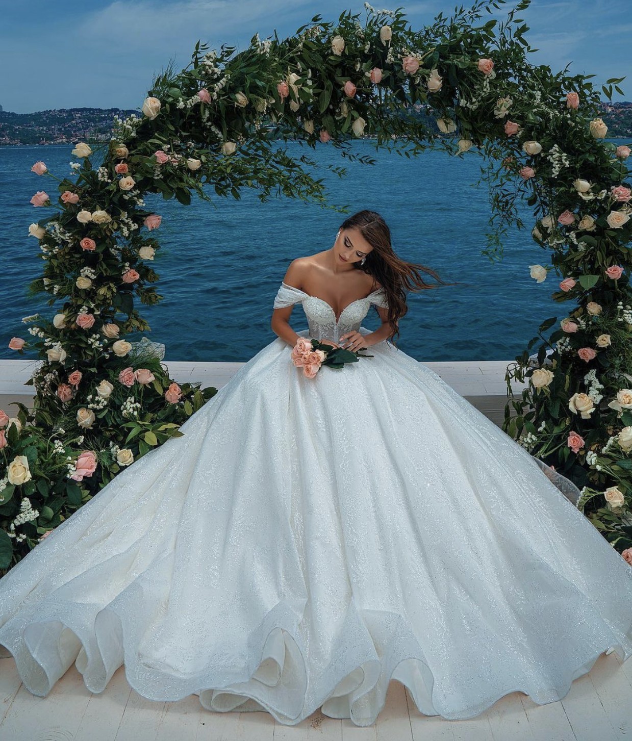 2021 New White A-Line Wedding Dresses African Bridal Gown Off Shoulder Plus Size Chapel Train Button Back Middle East
