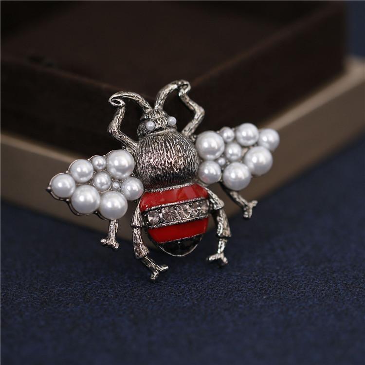 Pins, Brooches Vintage Retro Pearls Bee Pin Brooch Sweater Cardigan Collar Lapel Badge Female Silk Shawl Buckle Scarf
Pins, Brooches Vintage Retro Pearls Bee Pin Brooch Sweater Cardigan Collar Lapel Badge Female Silk Shawl Buckle Scarf