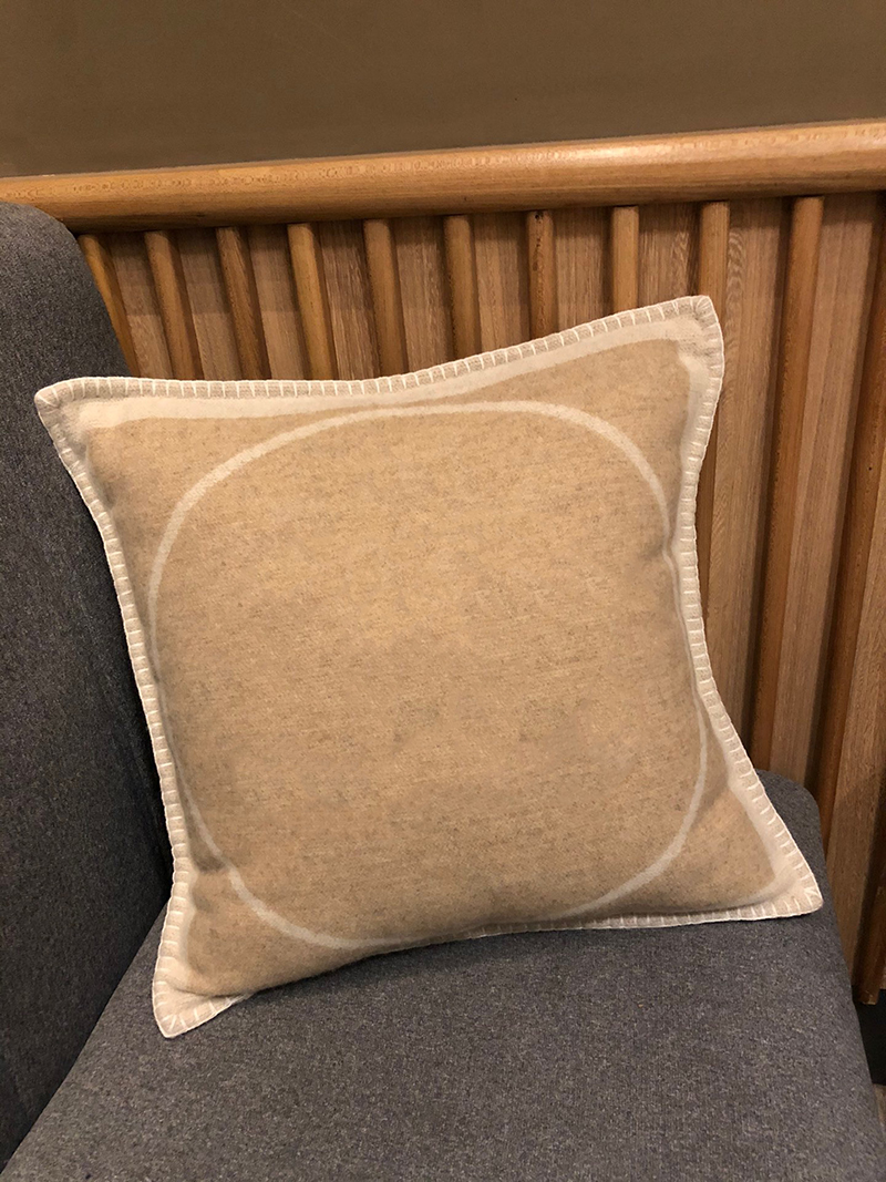 Designer brand pillow case handmade edging stitched wool high-quality pillowcases
Designer brand pillow case handmade edging stitched wool high-quality pillowcases