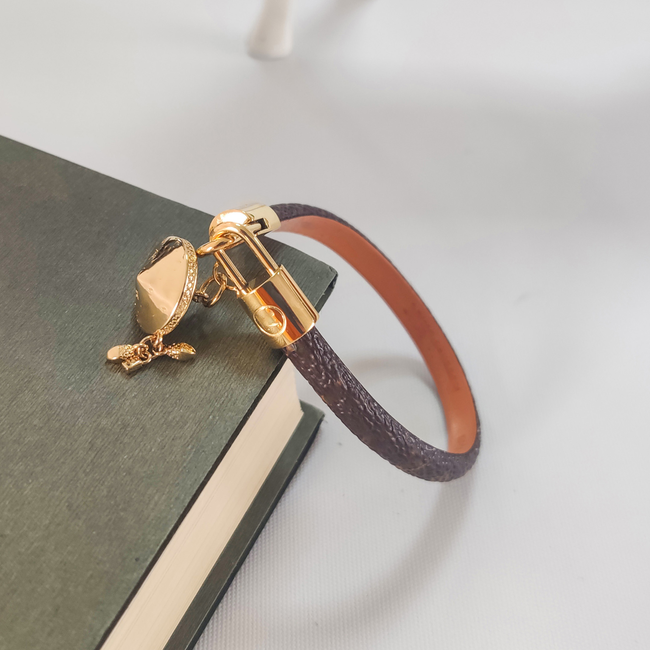 fashion luxury designer jewelry Leather bracelet gold Heart shaped pendant latest version holiday gift party cattlehide, Golden;silver
fashion luxury designer jewelry Leather bracelet gold Heart shaped pendant latest version holiday gift party cattlehide, Golden;silver