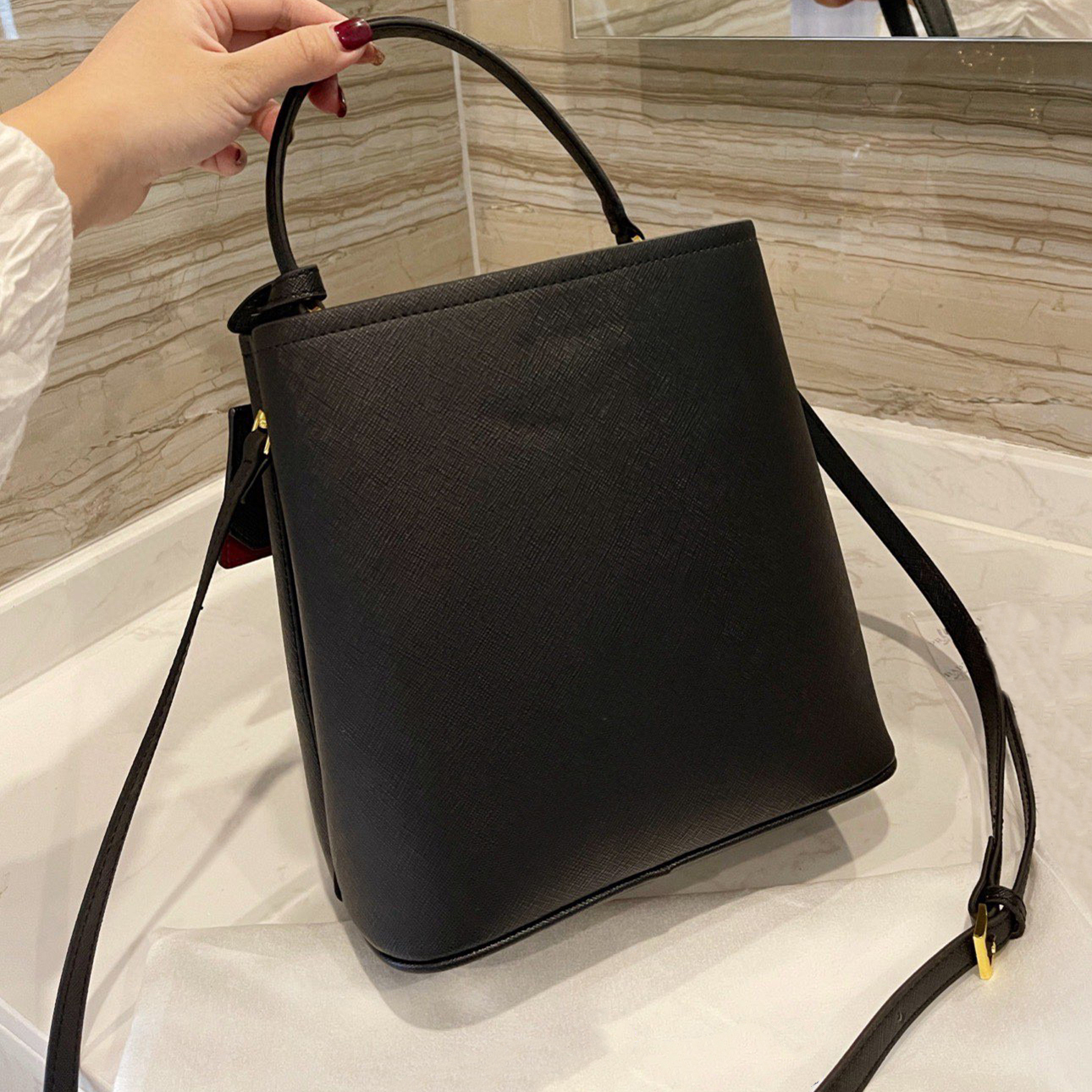 Luxury Designer Brand Senior Bucket Bags Fashion Shoulder Handbags Chains Phone Women Bag Wallet Metallic Totes Temperament, Picture color with logo
Luxury Designer Brand Senior Bucket Bags Fashion Shoulder Handbags Chains Phone Women Bag Wallet Metallic Totes Temperament, Picture color with logo