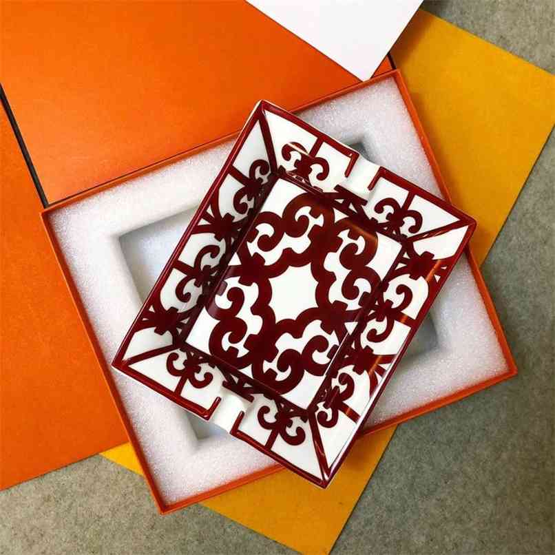 Arrival Bone China Square Porcelain Tray Ashtray Cigar Leather Bottom Key Home Gifts for Boyfriend 210628
Arrival Bone China Square Porcelain Tray Ashtray Cigar Leather Bottom Key Home Gifts for Boyfriend 210628