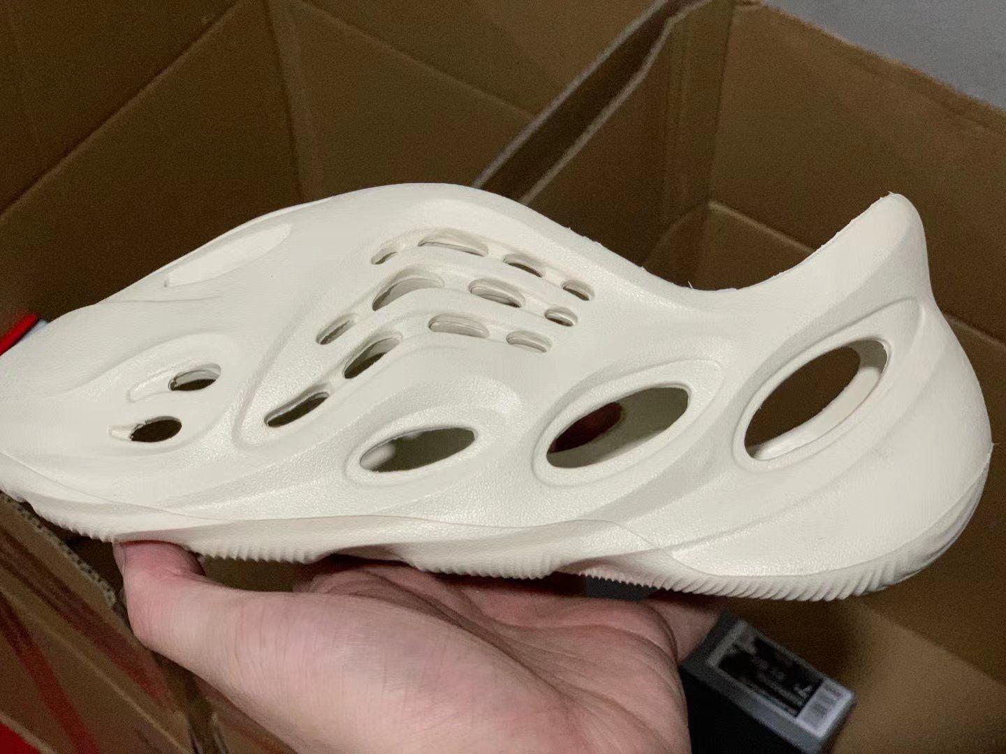 2021 Wholesale Slide Slippers Foam Runner MXT Moon Grey men women sandal Core Soot Bone Desert Sand RNNR Resin Earth Brown mens
2021 Wholesale Slide Slippers Foam Runner MXT Moon Grey men women sandal Core Soot Bone Desert Sand RNNR Resin Earth Brown mens