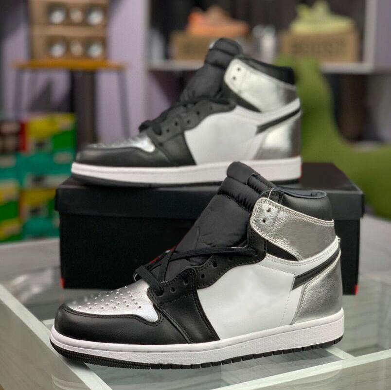 Jumpman 1 Basketball shoes High Men Women High "Silver Toe" Silver/Black/White CD0461 001 SIZE eur 36-44
Jumpman 1 Basketball shoes High Men Women High "Silver Toe" Silver/Black/White CD0461 001 SIZE eur 36-44