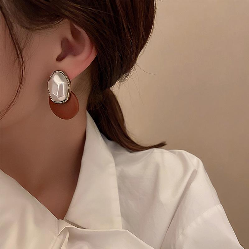 Stud Autumn And Winter Retro Earrings Female Port Style Temperament Hepburn Pearl Irregular Earring French High-End Niche
Stud Autumn And Winter Retro Earrings Female Port Style Temperament Hepburn Pearl Irregular Earring French High-End Niche