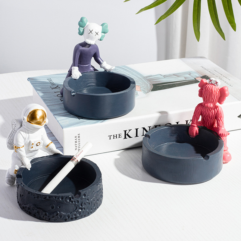 Fashion Resin Ashtray Nordic Home Decoration Ash Trays Creative Astronaut Crafts Storage Box Boyfriend Gift Cigar Ashtray with Lid
Fashion Resin Ashtray Nordic Home Decoration Ash Trays Creative Astronaut Crafts Storage Box Boyfriend Gift Cigar Ashtray with Lid