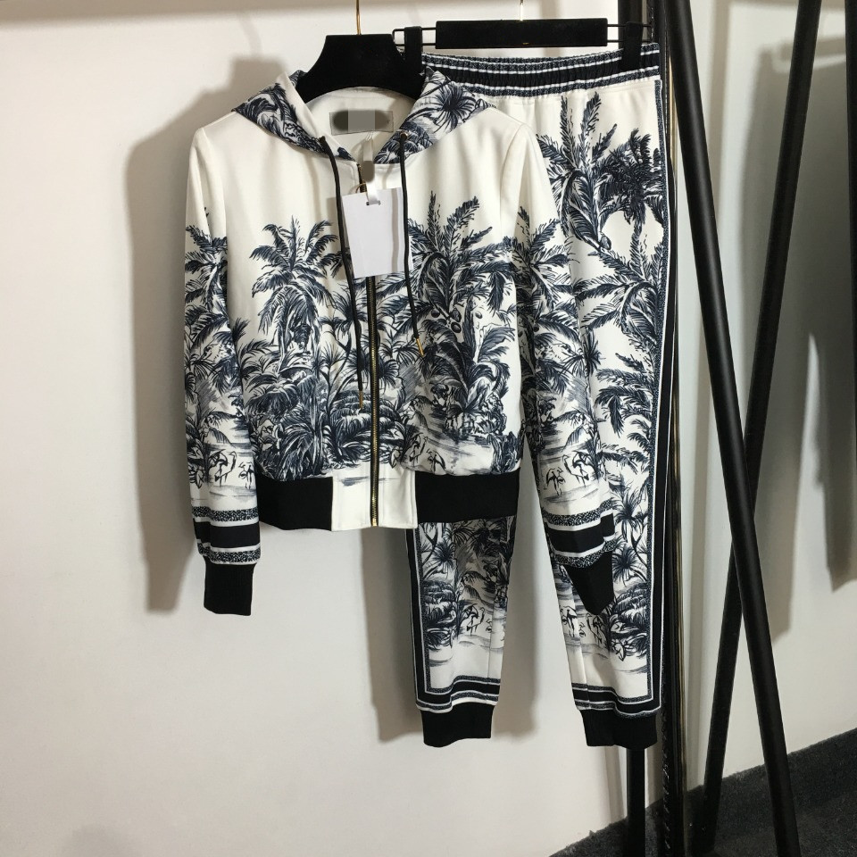 Two Piece Sets 2021 Autumn Hooded Long Sleeve Print Coat And Pants Brand Same Style 2 Pieces Sets Women' 0718-9, Picture color
Two Piece Sets 2021 Autumn Hooded Long Sleeve Print Coat And Pants Brand Same Style 2 Pieces Sets Women' 0718-9, Picture color