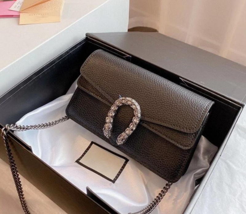 Vintage High Quality Genuine Leather Woman Fashion Handbag Metal Chain One Shoulder Horseshoe Print Buckle Messenger
Vintage High Quality Genuine Leather Woman Fashion Handbag Metal Chain One Shoulder Horseshoe Print Buckle Messenger