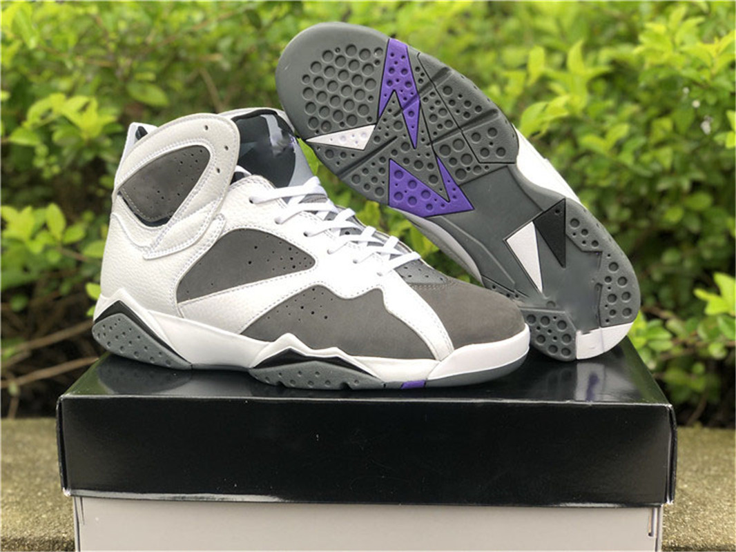 2021 Authentic 7 Flint Jupman 7s Men Outdoor Shoes CU9307-100 White Grey Black Varsity Purple Suede Retro Sports Sneakers Mens Sport 
2021 Authentic 7 Flint Jupman 7s Men Outdoor Shoes CU9307-100 White Grey Black Varsity Purple Suede Retro Sports Sneakers Mens Sport