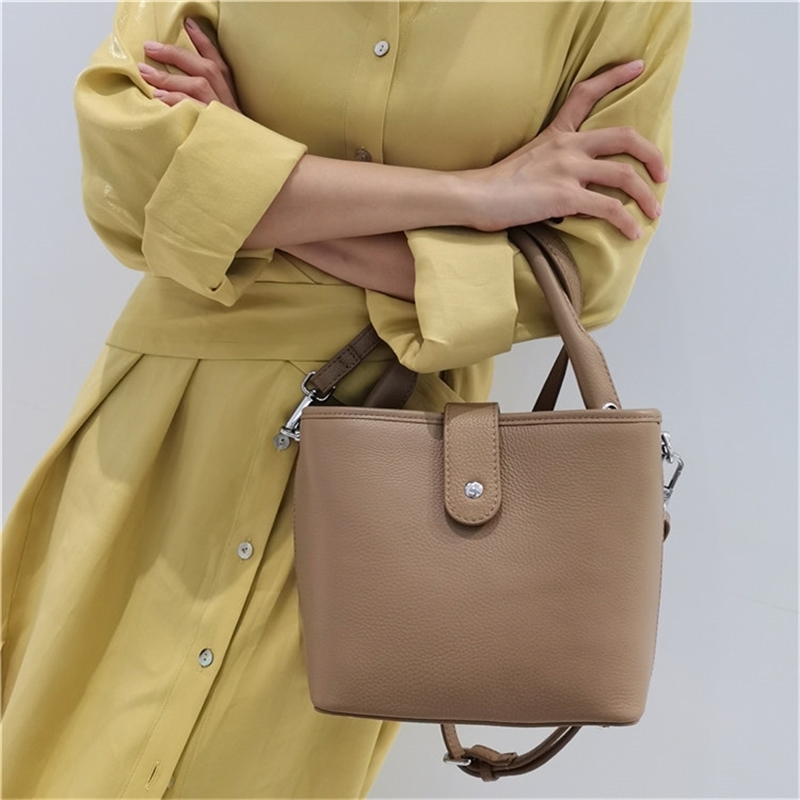 Women Luxurys Designers Bags 2021 super fire simple fashion Small Messenger portable bucket one H Designer Handbag Handbags Totes Crossbody Bag
Women Luxurys Designers Bags 2021 super fire simple fashion Small Messenger portable bucket one H Designer Handbag Handbags Totes Crossbody Bag