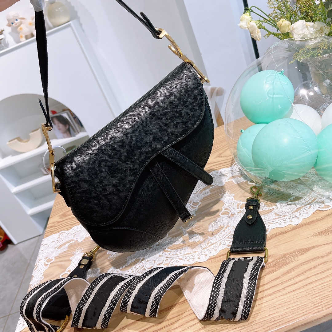 2021 new designer bag ladies luxury black leather saddle Pochette handbag ladies messenger one-shoulder dinner bag
2021 new designer bag ladies luxury black leather saddle Pochette handbag ladies messenger one-shoulder dinner bag