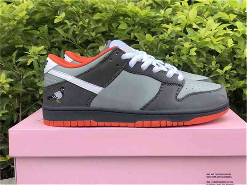 Authentic SB Staple NYC Pigeon Low New York MEDIUM GREY WHITE DARK DOVE Men Women Athletic Shoes Skateboard Sneakers With Box
Authentic SB Staple NYC Pigeon Low New York MEDIUM GREY WHITE DARK DOVE Men Women Athletic Shoes Skateboard Sneakers With Box