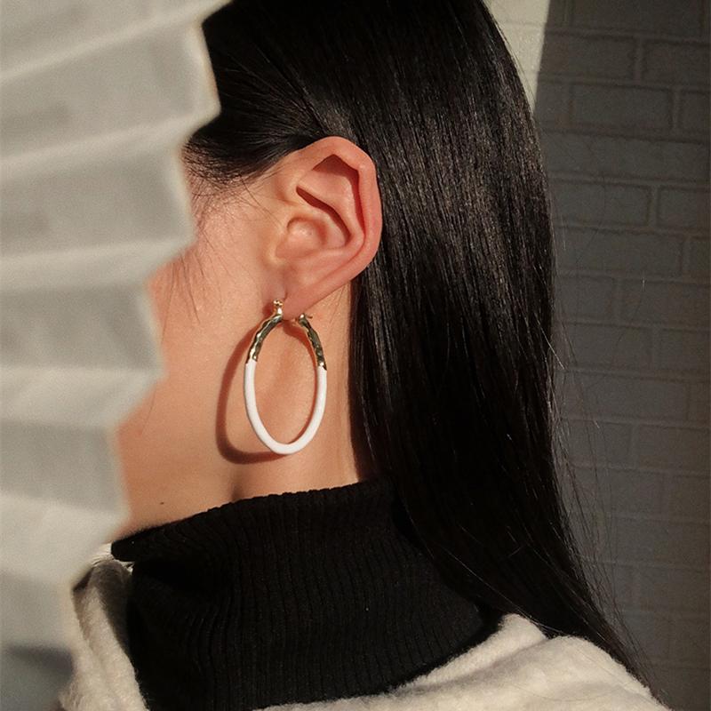 French Personality Stitching Oval Black White Enamel Ear Buckle Hoop Earrings For Women Fashion Jewelry Accessories & Huggie
French Personality Stitching Oval Black White Enamel Ear Buckle Hoop Earrings For Women Fashion Jewelry Accessories & Huggie
