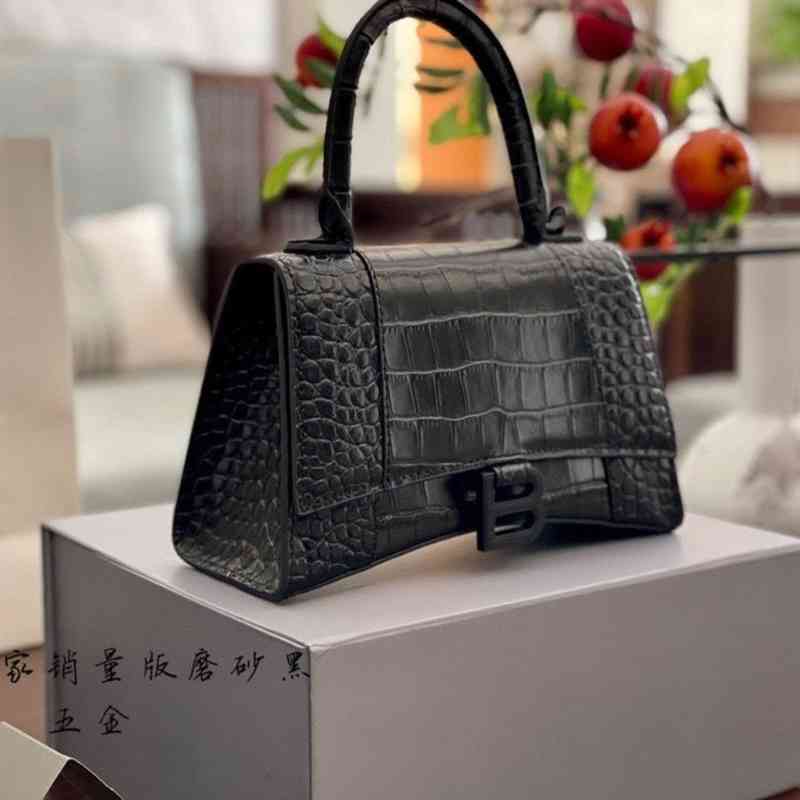 Luxury Designer Handbags Edition Balencaigs High Quality Hourglass Leather Crocodile Pattern Messenger Net Red Customized 2022, Black button
Luxury Designer Handbags Edition Balencaigs High Quality Hourglass Leather Crocodile Pattern Messenger Net Red Customized 2022, Black button