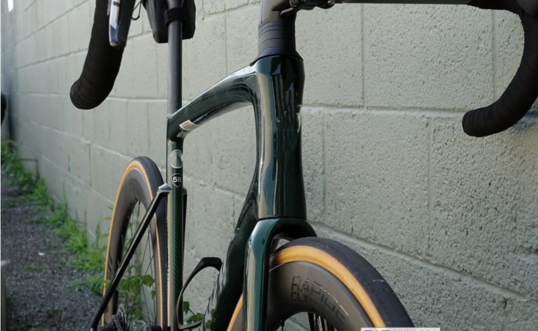 2021 carbon road bicycle frame internal cable routing compatible mechanical group 700C bike frameset can tax-free logistics, Red
2021 carbon road bicycle frame internal cable routing compatible mechanical group 700C bike frameset can tax-free logistics, Red