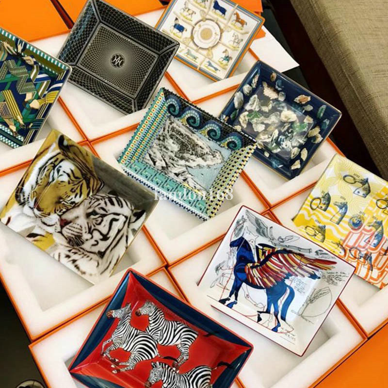 European Luxury Ashtray fly tiger various Human head H Pattern Ceramic Bone China Cigar Tray
European Luxury Ashtray fly tiger various Human head H Pattern Ceramic Bone China Cigar Tray